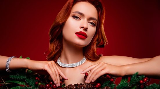 A combinação entre produtos de longa duração e métodos estratégicos de aplicação ajuda a manter o visual impecável por horas (Imagem: Beauty Hero | Shutterstock)