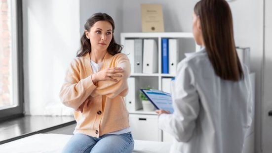 A hanseníase pode provocar feridas que demoram a cicatrizar, muitas vezes associadas à falta de sensibilidade na pele (Imagem: Ground Picture | Shutterstock)