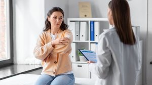 A hanseníase pode provocar feridas que demoram a cicatrizar, muitas vezes associadas à falta de sensibilidade na pele (Imagem: Ground Picture | Shutterstock)