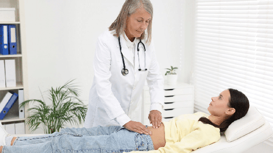 Diante da suspeita de hérnia abdominal, a avaliação médica é essencial, mesmo quando não há dor (Imagem: New Africa | Shutterstock)