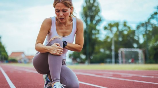 A flexibilidade excessiva pode esconder uma condição que impacta a saúde (Imagem: Dragana Gordic | Shutterstock)