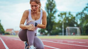 A flexibilidade excessiva pode esconder uma condição que impacta a saúde (Imagem: Dragana Gordic | Shutterstock)