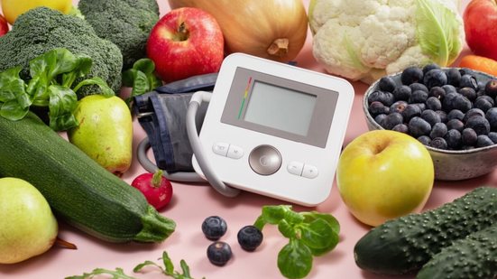 Escolhas no prato têm impacto real tanto na prevenção quanto no desenvolvimento da doença (Imagem: Maria Shipakinal | Shutterstock)