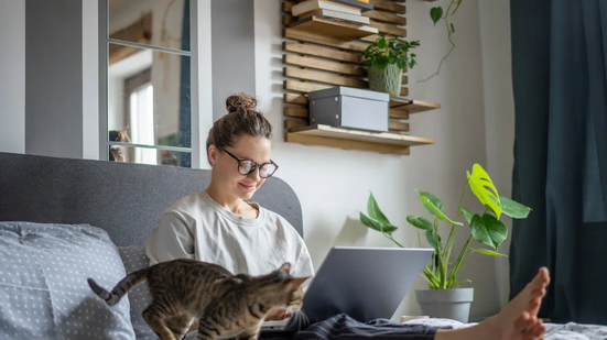 Observar como a casa é utilizada e criar pequenas transições entre as atividades pode contribuir para uma maior sensação de equilíbrio (Imagem: Olezzo | Shutterstock)