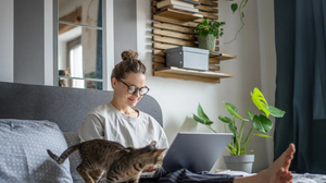 Observar como a casa é utilizada e criar pequenas transições entre as atividades pode contribuir para uma maior sensação de equilíbrio (Imagem: Olezzo | Shutterstock)