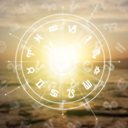 O domingo será marcado tanto por mudanças inesperadas quanto por oportunidades de crescimento (Imagem: Billion Photos | Shutterstock)