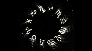 Nesta sexta-feira, o movimento dos astros poderá impactar os relacionamentos, o trabalho e as finanças dos nativos (Imagem: Swill Klitch | Shutterstock)