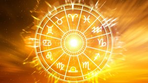 Temas como finanças, comunicação, relacionamentos e rotina tenderão a ficar mais sensíveis ao longo do dia (Imagem: napaporn sawaspardit | Shutterstock)