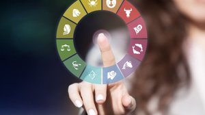 A segunda-feira trará movimentações intensas na vida financeira e amorosa dos 12 signos (Imagem: FotoCuisinette | Shutterstock)