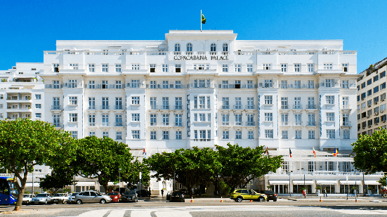 Hotéis luxuosos e confortáveis são os destinos preferidos de famosos e bilionários (Imagem: Catarina Belova | Shutterstock)