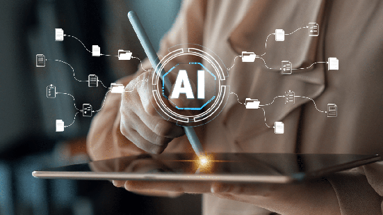 Com a expansão da IA, empresas passam a avaliar não apenas quais tecnologias contratar, mas também como preparar profissionais (Imagem: Koupei Studio | Shutterstock)