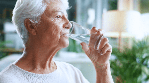 Pequenas mudanças na rotina podem facilitar a ingestão de líquidos e ajudar a prevenir a desidratação (Imagem: PeopleImages | Shutterstock)