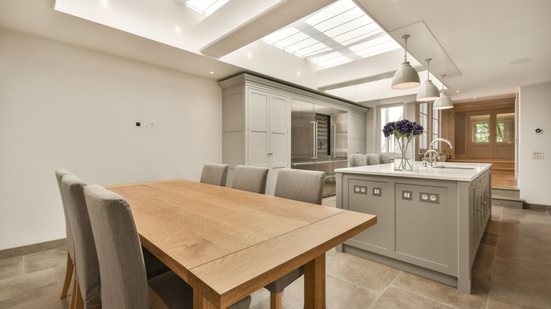 Além de valorizar o projeto, a iluminação zenital reduz a dependência de luz artificial, criando um ambiente mais acolhedor e harmônico (Imagem: Procreators | Shutterstock)