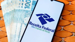 É importante que o contribuinte verifique atentamente os critérios de obrigatoriedade da declaração do Imposto de Renda antes de iniciar o preenchimento (Imagem: Sidney de Almeida | Shutterstock)