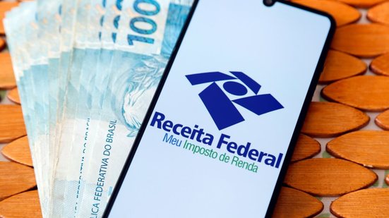 É importante ter cuidado ao preencher a declaração do imposto de renda (Imagem: Sidney de Almeida | Shutterstock)