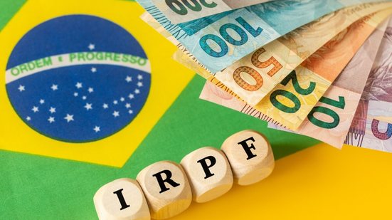 Casais devem avaliar renda e patrimônio antes de escolher o modelo de declaração (Imagem: Andrzej Rostek | Shutterstock)