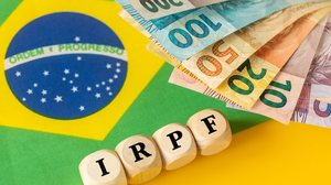 Casais devem avaliar renda e patrimônio antes de escolher o modelo de declaração (Imagem: Andrzej Rostek | Shutterstock)