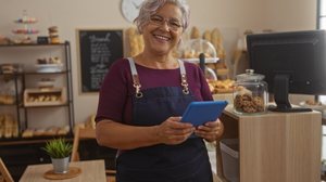 Informalidade não livra o trabalhador das obrigações tributárias (Imagem: Krakenimages.com | Shutterstock)