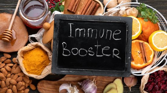 Alimentação equilibrada ajuda a manter a boa imunidade (Imagem: Tatjana Baibakova | Shutterstock)
