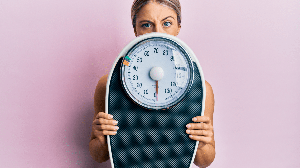 A inflamação silenciosa pode dificultar o emagrecimento mesmo sem sintomas evidentes (Imagem: Krakenimages.com | Shutterstock)