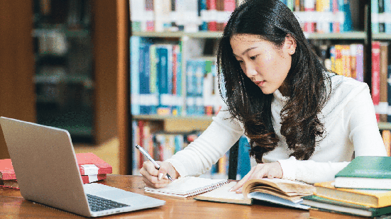 Adotar métodos de estudo eficientes pode ajudar os estudantes a se prepararem melhor para o Enem (Imagem: BigBlues | Shutterstock)