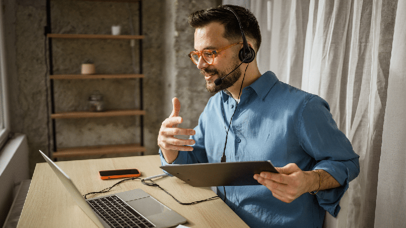 Inglês no trabalho: 7 frases úteis para lidar com perguntas inesperadas em reuniões