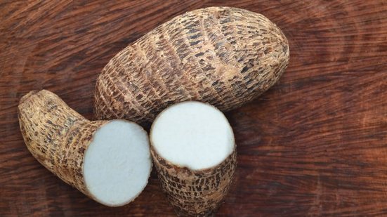Consumido em diversas regiões do Brasil, o inhame é conhecido por seus benefícios para diferentes funções do corpo (Imagem: Leka Talamoni | Shutterstock)