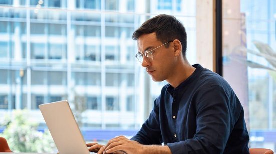 A inteligência artificial vem promovendo uma mudança estrutural no modo como as empresas inovam (Imagem: insta_photos | Shutterstock)