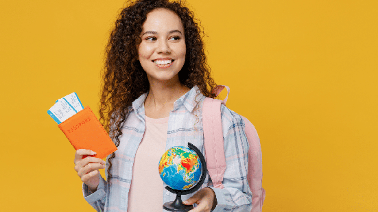 Brasileiros buscam na Espanha experiências de intercâmbio que combinam idioma, cultura e oportunidades profissionais (Imagem: ViDI Studio | Shutterstock)