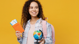 Brasileiros buscam na Espanha experiências de intercâmbio que combinam idioma, cultura e oportunidades profissionais (Imagem: ViDI Studio | Shutterstock)