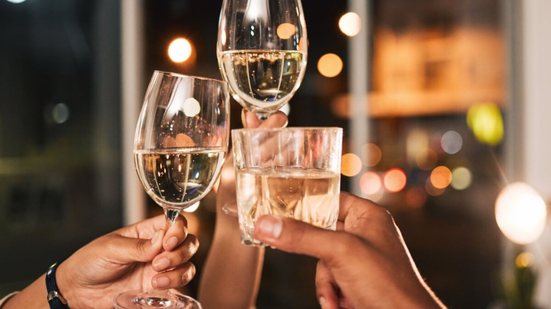 Episódio do metanol acende alerta sobre a relação com as bebidas alcoólicas (Imagem: PeopleImages | Shutterstock)