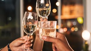 Episódio do metanol acende alerta sobre a relação com as bebidas alcoólicas (Imagem: PeopleImages | Shutterstock)