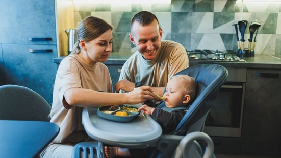 A forma como a introdução alimentar é conduzida pode influenciar o crescimento e o comportamento alimentar da criança (Imagem: DS Tkachuk
| Shutterstock)