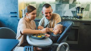 A forma como a introdução alimentar é conduzida pode influenciar o crescimento e o comportamento alimentar da criança (Imagem: DS Tkachuk
| Shutterstock)