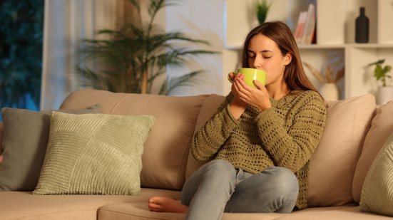 Os chás podem ser grandes aliados no inverno, especialmente no alívio de desconfortos causados por gripes e resfriados (Imagem: Pheelings media | Shutterstock)