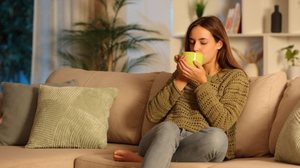 Os chás podem ser grandes aliados no inverno, especialmente no alívio de desconfortos causados por gripes e resfriados (Imagem: Pheelings media | Shutterstock)