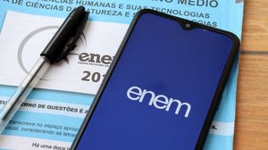Estudantes podem solicitar a isenção da taxa de inscrição do Enem (Imagem: Brenda Rocha - Blossom | Shutterstock)