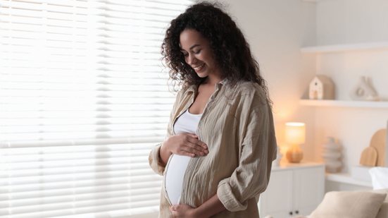 O rastreio de ISTs permite identificar infecções que muitas vezes não apresentam sintomas e que podem afetar a saúde da mãe e do bebê (Imagem: New África | Shutterstock)