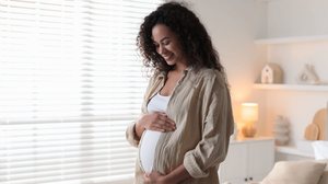 O rastreio de ISTs permite identificar infecções que muitas vezes não apresentam sintomas e que podem afetar a saúde da mãe e do bebê (Imagem: New África | Shutterstock)