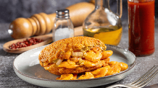 O acarajé, bolinho de feijão-fradinho frito no dendê, é um dos símbolos mais amados da culinária baiana (Imagem: WS-Studio | Shutterstock)