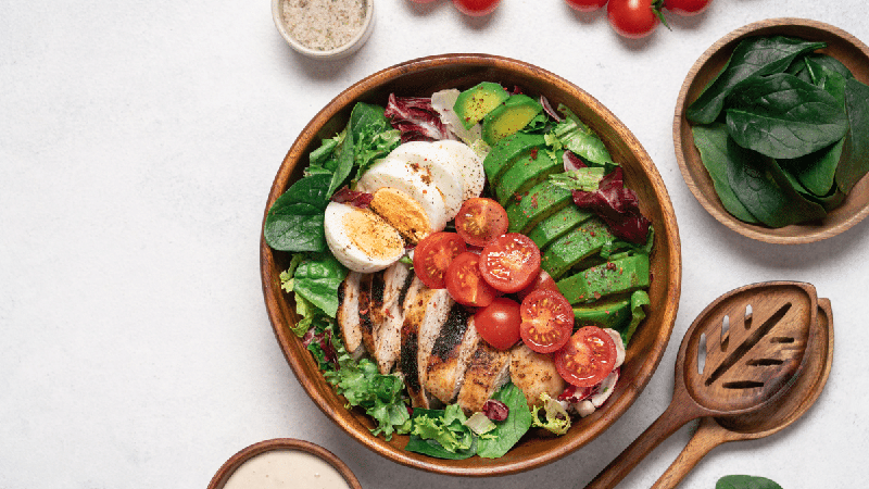 Jantar completo sem complicação: aprenda a fazer essa salada proteica com frango, abacate e ovo
