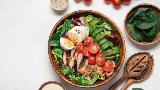 Colorida e nutritiva, essa salada proteica combina frango, abacate e tomate-cereja em um só prato (Imagem: Anna Puzatykh | Shutterstock)
