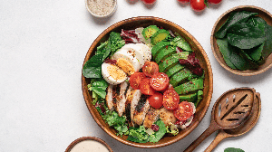 Colorida e nutritiva, essa salada proteica combina frango, abacate e tomate-cereja em um só prato (Imagem: Anna Puzatykh | Shutterstock)