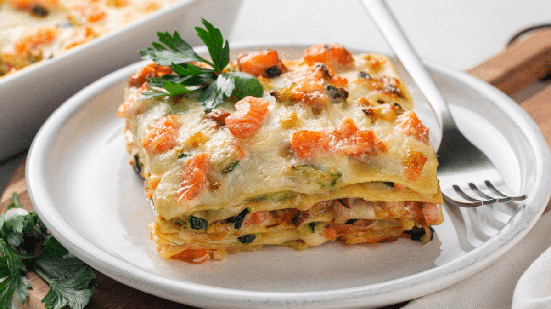 Lasanha de salmão com molho branco (Imagem: OlgaBombologna | Shutterstock)