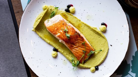 Salmão com purê de ervilha (Imagem: BogdanVasiljevic | Shutterstock)