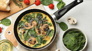 Omelete de cogumelo e espinafre (Imagem: New Africa | Shutterstock)