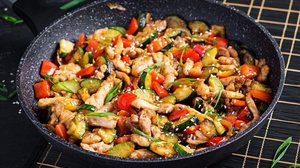 Frango refogado com abobrinha (Imagem: Timolina | Shutterstock)