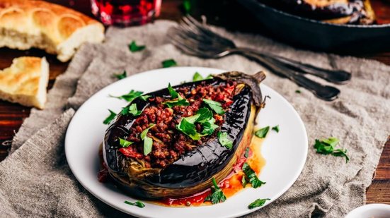 Berinjela recheada com proteína de soja (Imagem: Seva_blsv | Shutterstock)