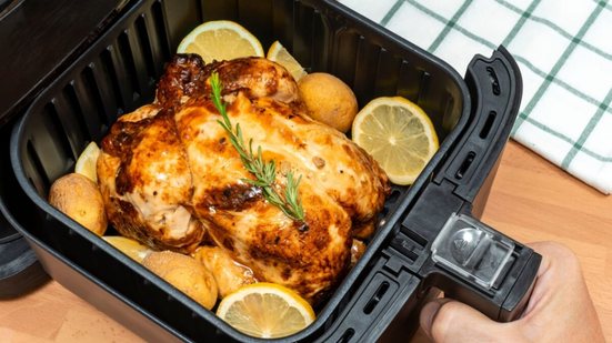 Frango com batata e limão-siciliano (Imagem: rafa jodar | Shutterstock)
