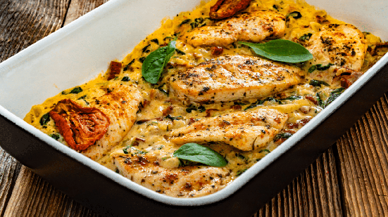 Frango cremoso com espinafre e tomate seco (Imagem: Jacek Chabraszewski | Shutterstock)